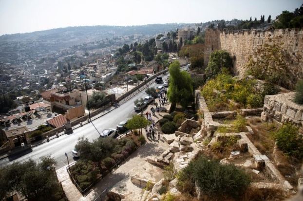 حي سلوان الفلسطيني (إلى اليسار) في مواجهة البلدة القديمة للقدس. تصوير: رونن زفولن - رويترز.